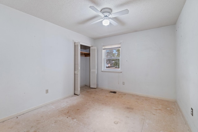 unfurnished bedroom featuring ceiling fan, a textured ceiling, and a closet