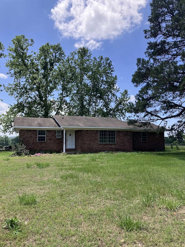 ranch-style home featuring a front lawn