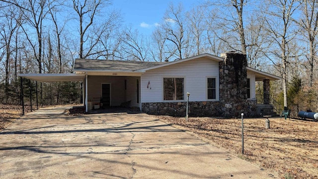 view of front facade featuring a carport