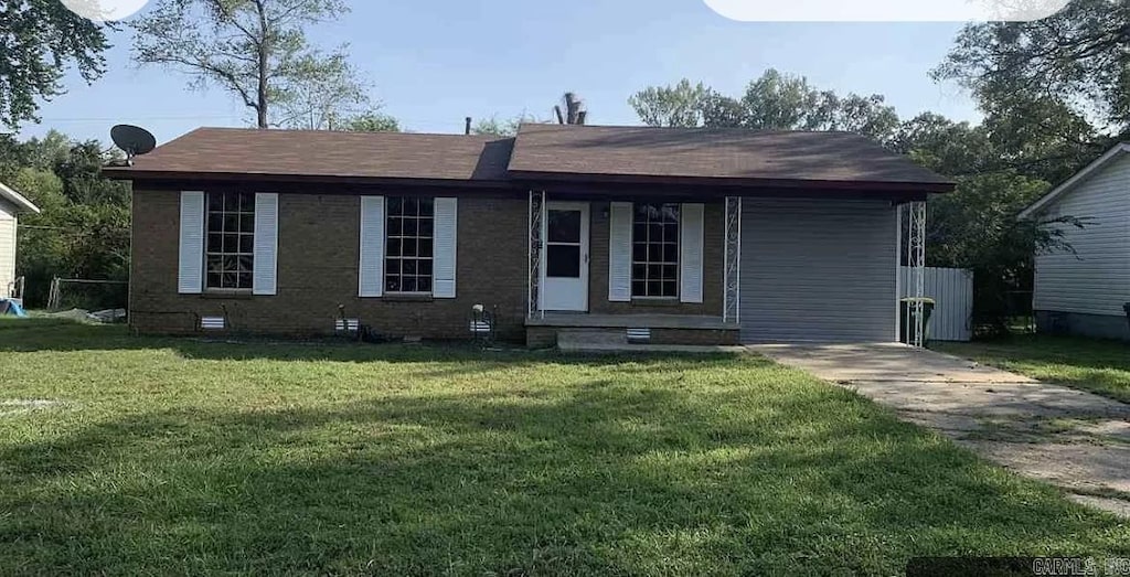 view of front of property with a front yard