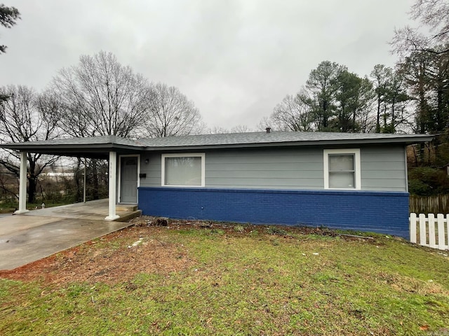 view of front of house with a carport and a front yard