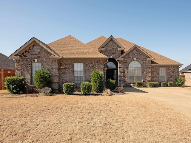 view of front of home featuring a front yard