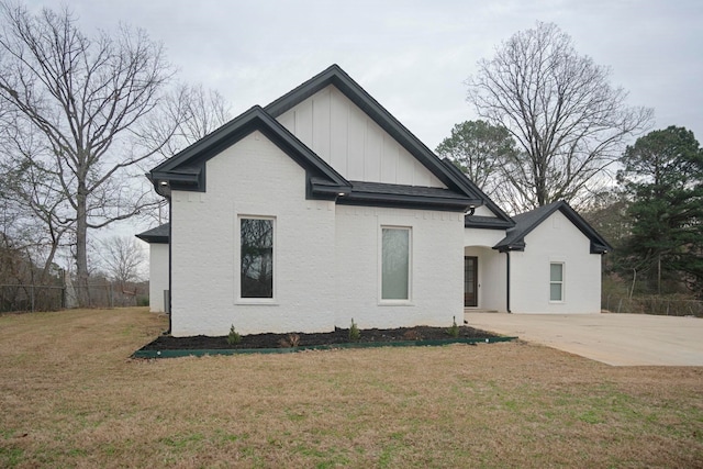 view of front of house featuring a front yard and a patio