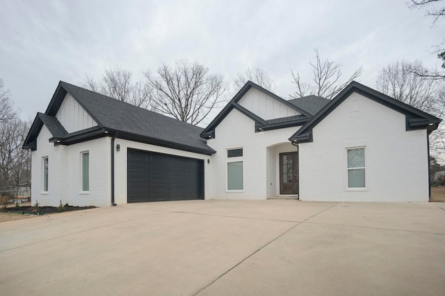 view of front facade featuring a garage