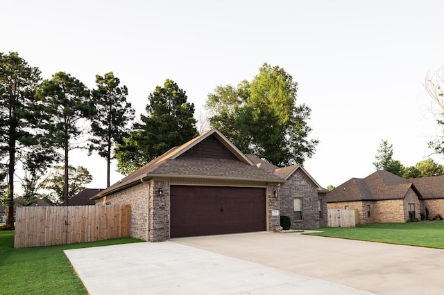 view of front of property featuring a front lawn