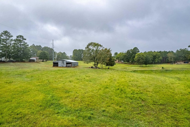 view of yard featuring a rural view