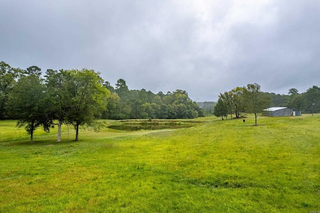 view of yard featuring a rural view
