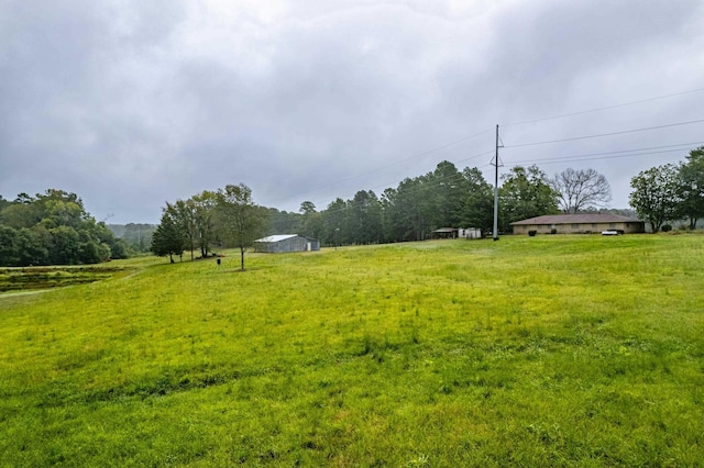 view of yard featuring a rural view
