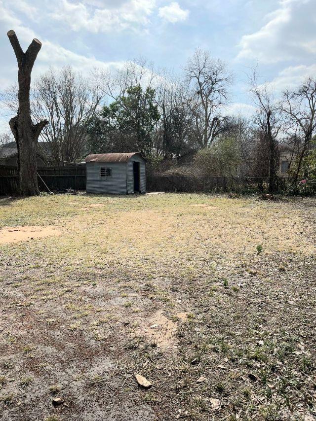 view of yard featuring a storage unit