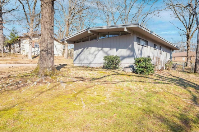 view of side of property featuring a lawn