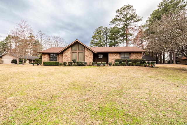 ranch-style home featuring a front lawn