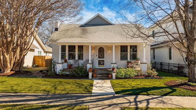 view of front facade featuring a porch and a front yard