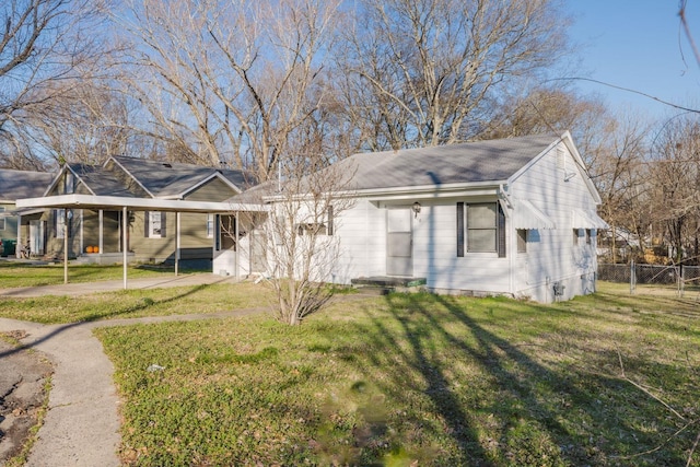 view of front of property with a front lawn