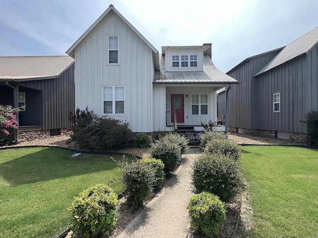 view of front of property featuring covered porch and a front lawn