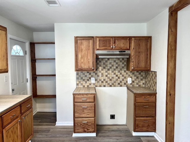 kitchen with tasteful backsplash and dark hardwood / wood-style floors