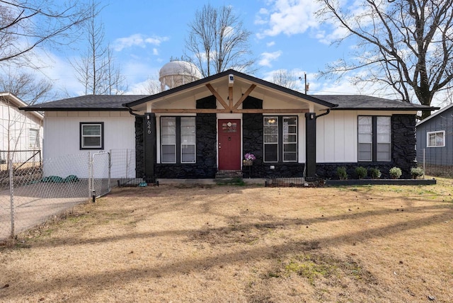 single story home featuring a front yard