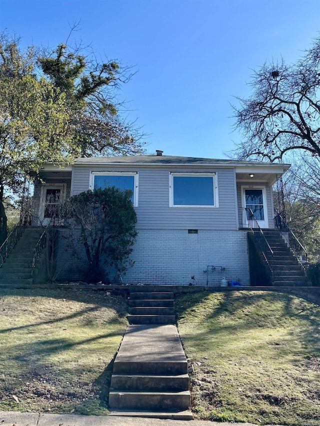 view of front of property with a front yard