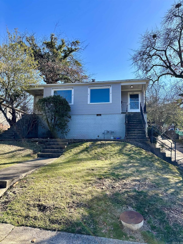 view of front of home featuring a front yard