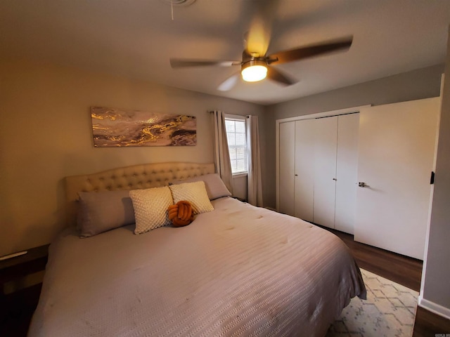 bedroom featuring ceiling fan, dark hardwood / wood-style floors, and a closet
