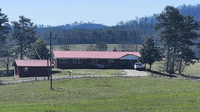 view of front of home featuring a front lawn