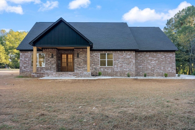 view of front of property featuring a front yard