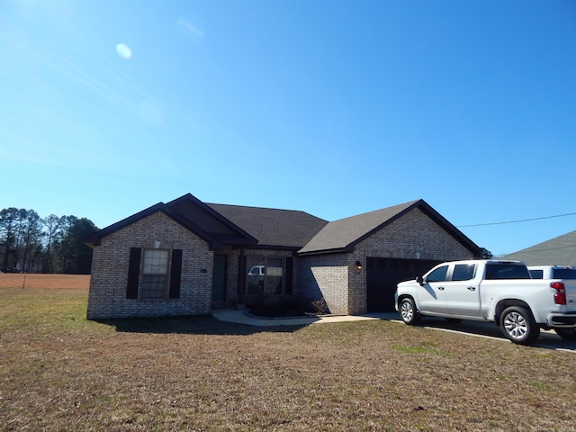 view of front facade featuring a garage and a front lawn