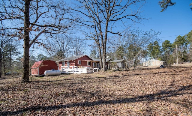 view of yard with a shed