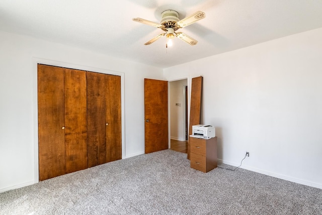 unfurnished bedroom with carpet floors, ceiling fan, and a closet