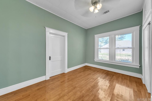 unfurnished room featuring light hardwood / wood-style flooring and ceiling fan