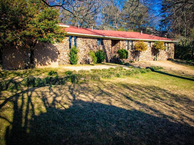 view of front of home featuring a front lawn