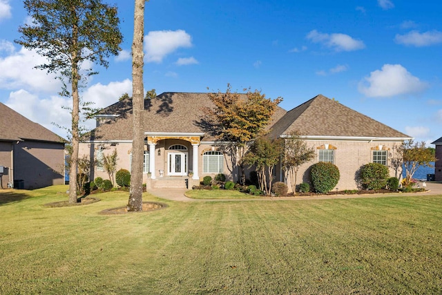 view of front of property featuring a front lawn