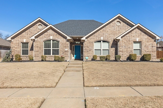 view of front of house featuring a front lawn