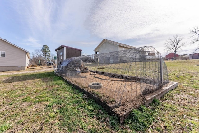 view of yard featuring an outbuilding