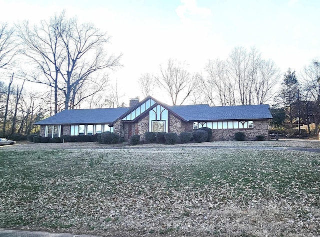 view of front of house featuring a front lawn