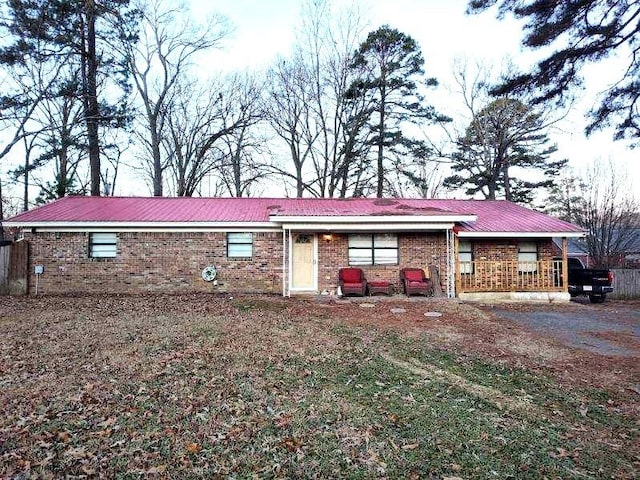 ranch-style house featuring covered porch