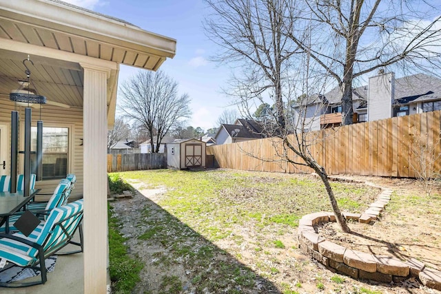 view of yard featuring a storage unit