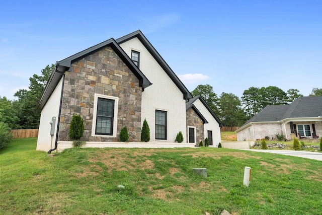 view of front of house featuring a front yard