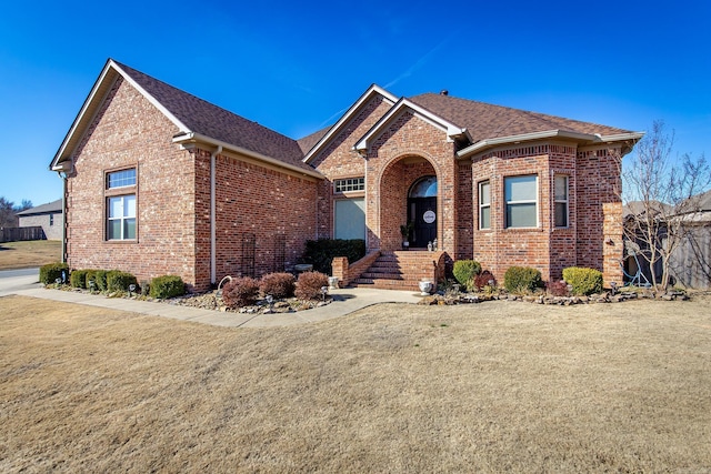 view of front of home featuring a front lawn