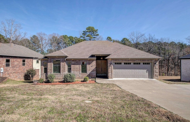 view of front facade with a garage and a front yard