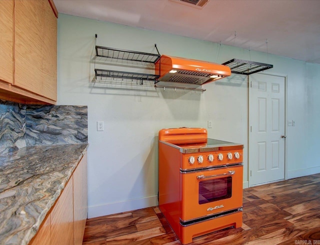 kitchen with stove, dark wood-type flooring, island exhaust hood, light brown cabinetry, and decorative backsplash