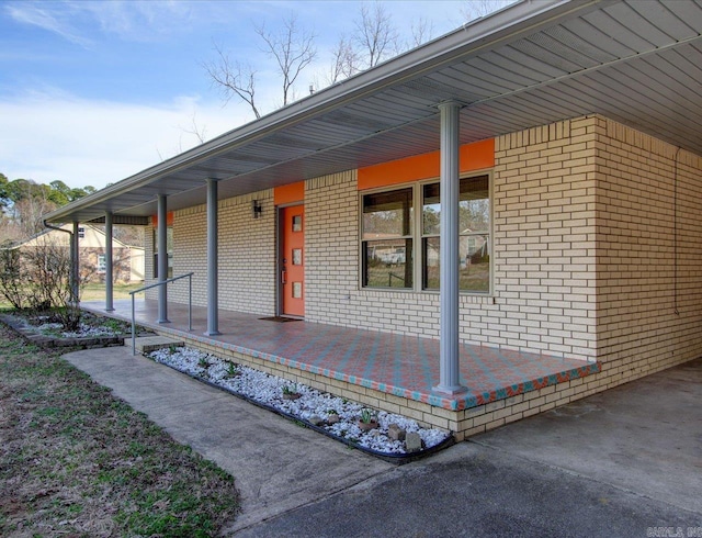 property entrance featuring covered porch