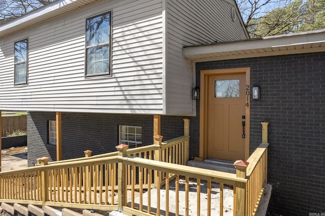 property entrance featuring a deck