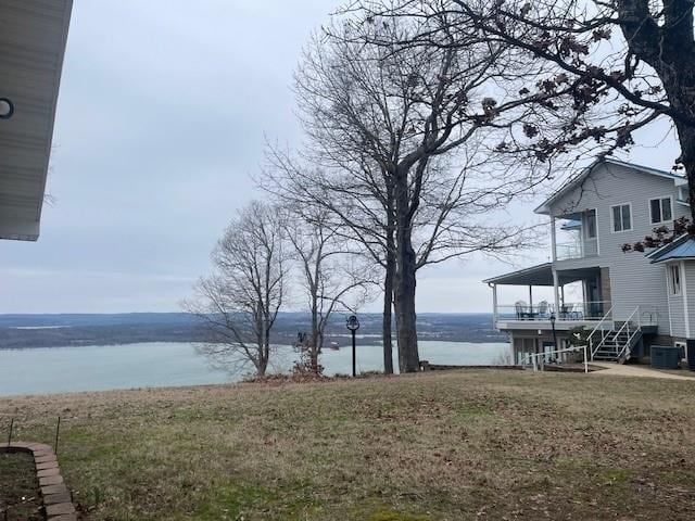 view of yard with a water view