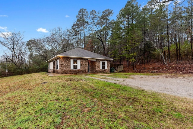 view of front of home featuring a front lawn