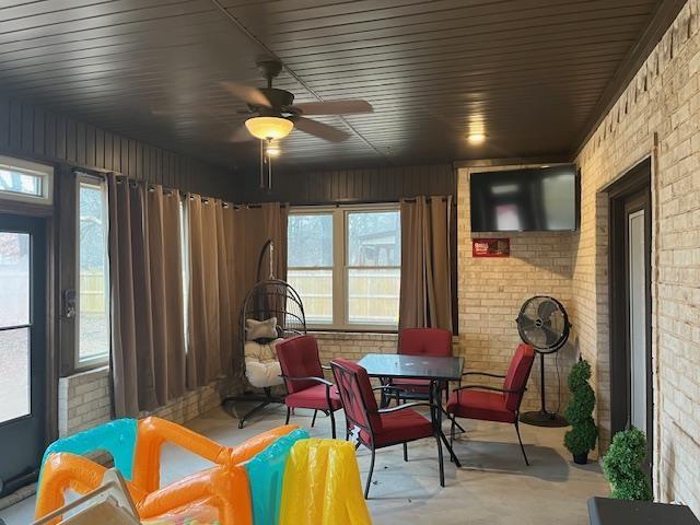 sunroom / solarium featuring ceiling fan