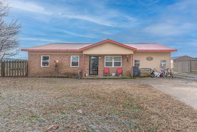 view of front facade featuring a front yard