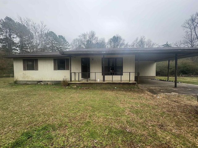 view of front of house featuring a carport and a front yard