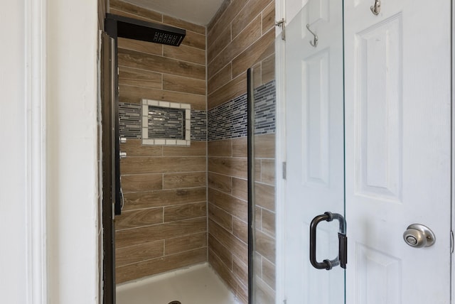 bathroom featuring tiled shower