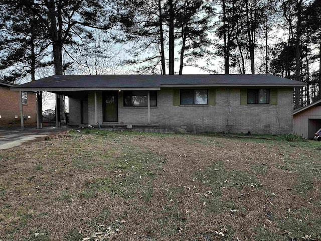 single story home featuring a front lawn