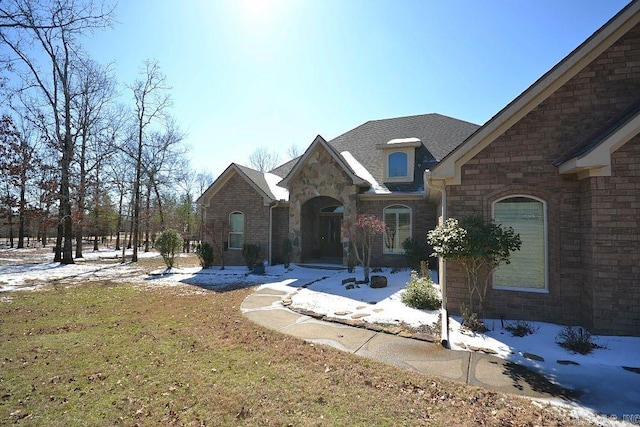 view of front of property featuring a front lawn